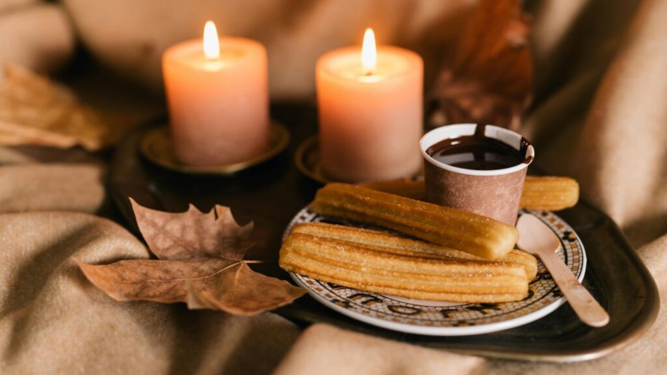 VIDEO | Churros – gogoșile lungi și subțiri, crocante la exterior și moi în interior/ Se servesc pudrate cu zahăr sau scufundate într-o ceașcă de ciocolată topită