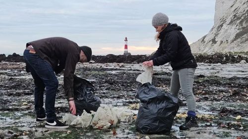 Operațiuni de curățare pe coasta East Sussex, în sud-estul Angliei, după ce o plajă a fost acoperită de cartofi cruzi pentru prăjit și ceapă/ Un vas și-a pierdut încărcătura la începutul acestei luni