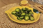 VIDEO FOTO | Salată de castraveți cu ceapă și mărar. O rețetă pe cât de simplă pe atât de gustoasă. Și asigură și o bună hidratare pe caniculă