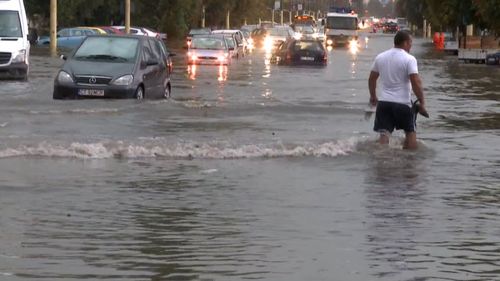 Subsolul unui restaurant din Eforie Nord inundat după o ploaie puternică / Apă ajunge la un metru / Străzi inundate în Constanţa
