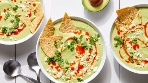 Supă cremă de avocado, o mâncare simplă și ușoară pentru a ne reveni după festinul de sărbători