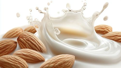 Cum să faci lapte de migdale acasă/Rețeta e mai simplă decât ai fi crezut și te poți bucura de lapte fără lactoză, mai ieftin și fără aditivi