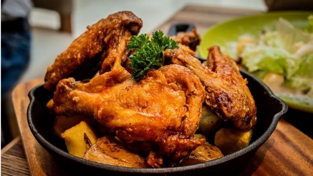 5 rețete delicioase cu pui pe care le poți face la friteuza cu aer cald: De la pulpe de pui crocante la aripioare picante