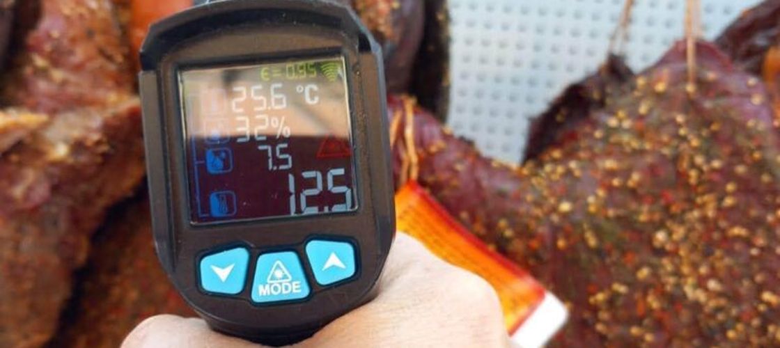 Amenzi de 300.000 de lei la Bâlea Lac. ANPC a găsit alimente expirate și produse din carne și lapte ținute la temperatura mediului ambiant, în bătaia soarelui