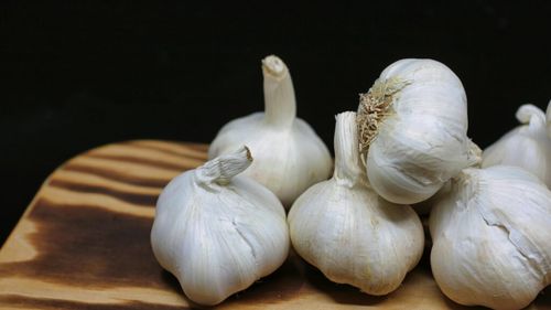 5 beneficii ale usturoiului copt care te pot ajuta să treci cu bine prin iarnă/ Are o aroma domoală, un gust dulce și untos și ajută la combaterea infecțiilor, reducerea inflamației și menținerea sănătății inimii