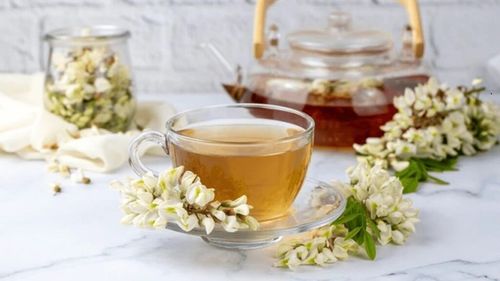 Florile de salcâm, remediul natural pentru dureri, insomnie și oboseală / Rețete simple de ceai, sirop și tonic / Cât se lasă la uscat înainte de a le folosi la ceai