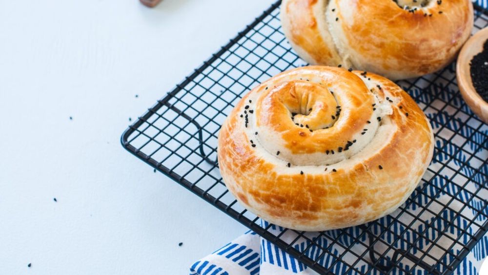 Sarikopites, plăcintele spiralate din Creta care combină brânza proaspătă cu mierea și scorțișoara / Sunt inspirate de „sariki”, o eșarfă răsucită pe care bărbații o poartă în mod tradițional în jurul capului