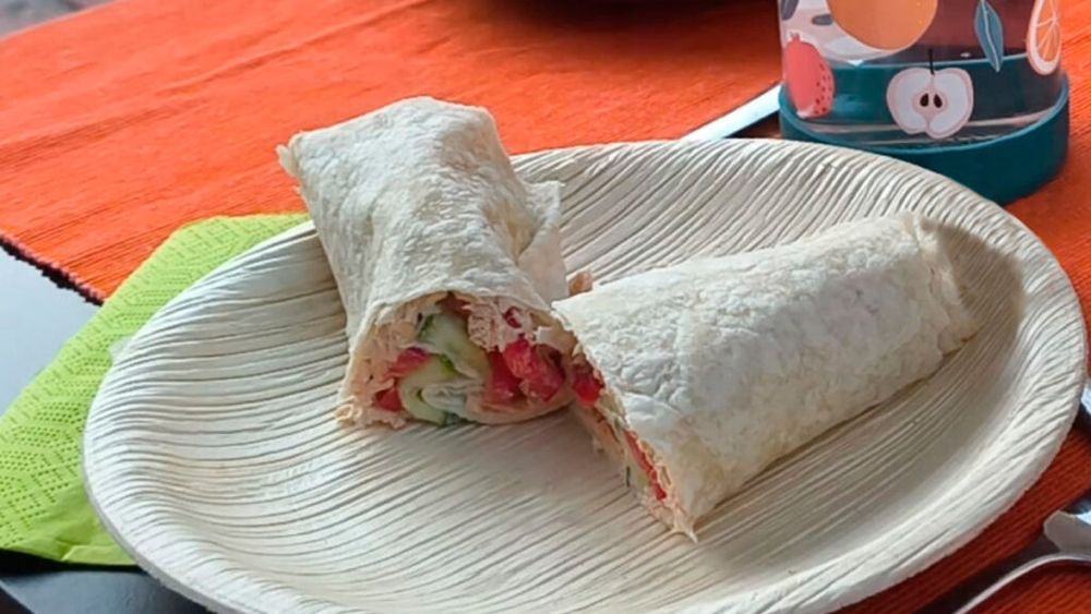 VIDEO | Rețetele Juanitei | Wrap cu ton, legume și sos de iaurt: fast food sănătos, complet din punct de vedere nutrițional și pregătit în câteva minute