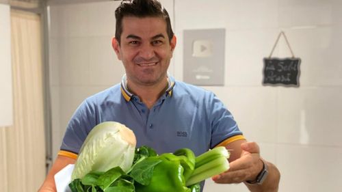 VIDEO | De la Sarmale la Tapas | Cei peste un milion de urmăritori ai blogului „La Sebi Acasă” nu știu câte alte activități are influencerul Sebastian Stoica: „Am o grădină de legume, culeg, gătesc, postez. Sunt unii care îmi comentează să mă duc la muncă, dar habar n-au cât lucrez eu”