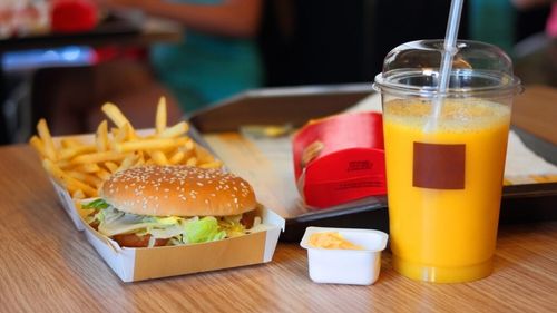 Generația Z nu mai iubește fast-food-ul, din cauza prețurilor mari, potrivit unui nou studiu