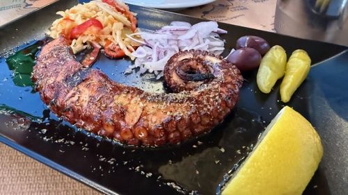 GALERIE FOTO | TOP 5 locante în Skala Potamia - ghidul (penultim, pentru că se referă doar la zona Chrisi Akti) cu mâncare bună în 2025 / Apropo, cam trebuie să uitați de muzica live anul ăsta. A dispărut exact ca acel „ceva din partea casei la final de masă”