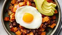 Un mic dejun mexican reinterpretat: boluri Huevos Rancheros cu cartofi dulci, fasole neagră, ouă prăjite și salsa