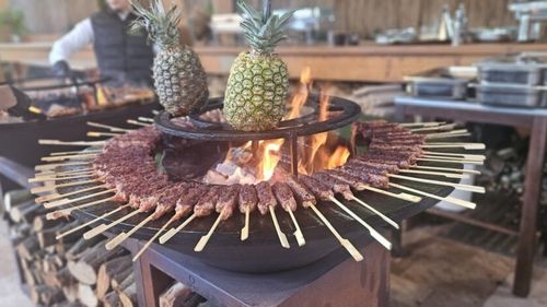 FOTO-VIDEO | Grătarul rotund cu plită, soluția practică și versatilă pentru grădinile mici / Unul dintre cele mai mari avantaje ale acestui tip de grătar este distribuirea uniformă a căldurii