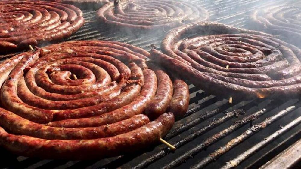 „Degustarea cârnaţilor bănăţeni", o nouă ediție la Săcălăz/ An de an şvabi plecaţi din Timiş şi stabiliţi în Germania, vin pentru acest eveniment și aduc, în portbagaj, mostre de cârnaţi pregătiți în casă