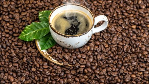 De ce crește prețul cafelei? Toți factorii care au contribuit în ultimii ani la fluctuațiile de preț ale celei mai traficate mărfuri din lume