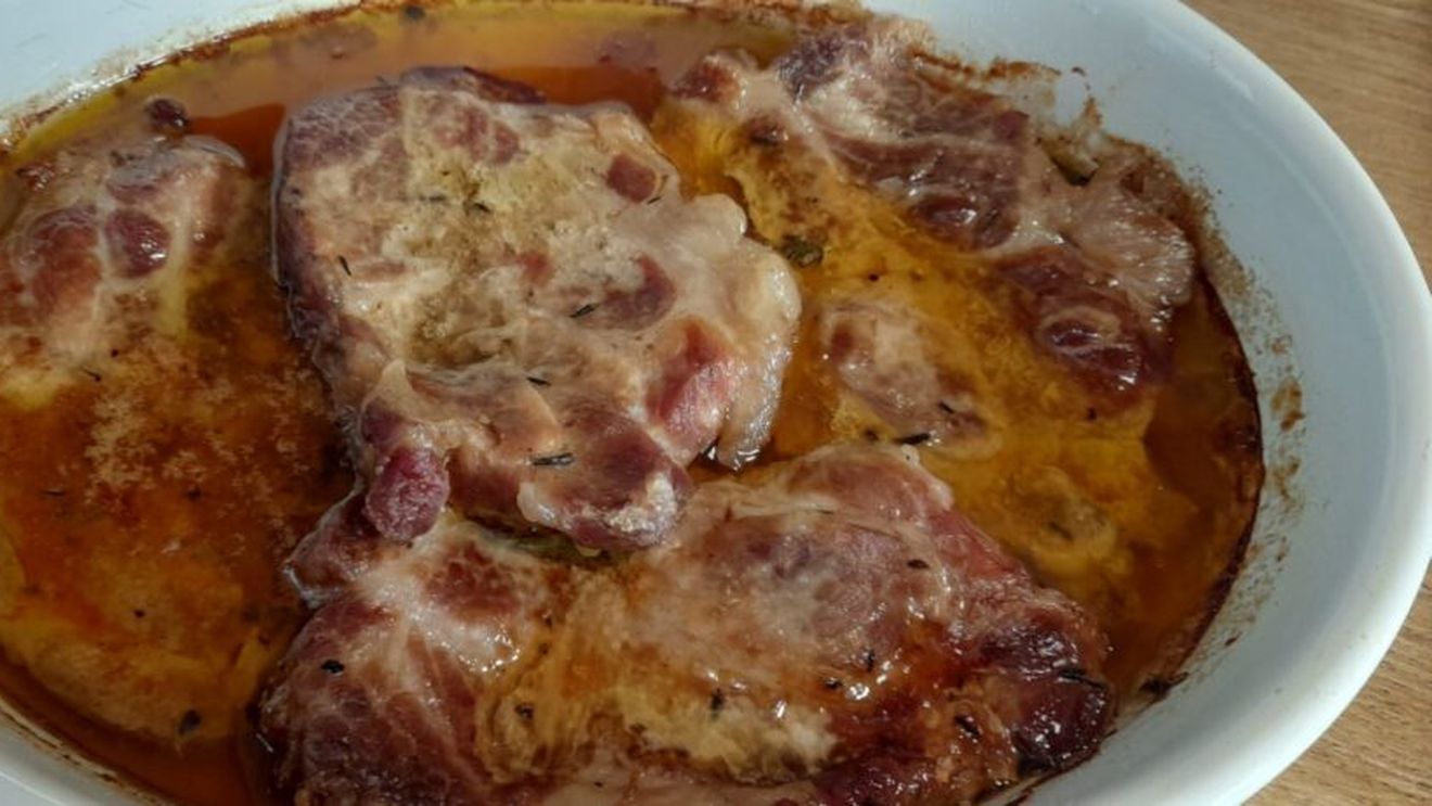 ABC în bucătarie: Cum marinăm rapid carnea de porc pentru a obține o friptură fragedă VIDEO