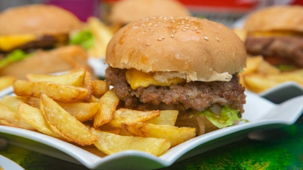 Lanțurile de restaurante din Statele Unite resimt presiunea instabilității economice pe măsură ce consumatorii americani strâng cureaua. Veniturile fast-food-urilor, în scădere de mai multe luni