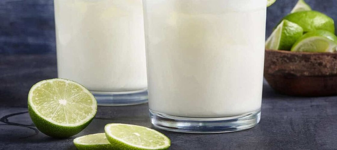 Pe lângă tradiționala bere pentru mici pune și o limonadă sau o sangria lângă grătarul de 1 Mai/ Cum faci limonadă braziliană virală sau sangria cu fructe și fără zahăr
