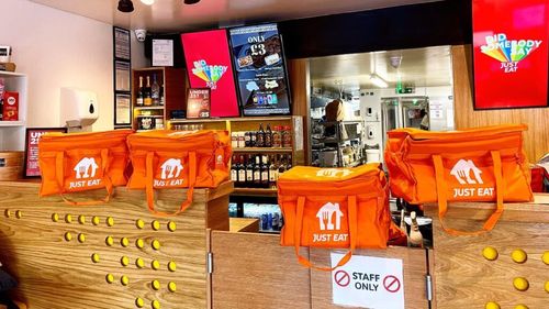 Preluări în serie și concurență tot mai acerbă pe piața de food delivery. Just Eat va fi preluată de Prosus, un mare investitor global în tehnologie