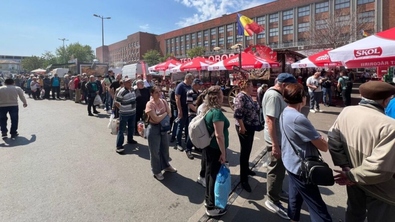 FOTO-VIDEO / Coadă de zeci de persoane la Obor, de 1 Mai: Bucureștenii se înghesuie să cumpere celebrii mici, de Ziua Muncii