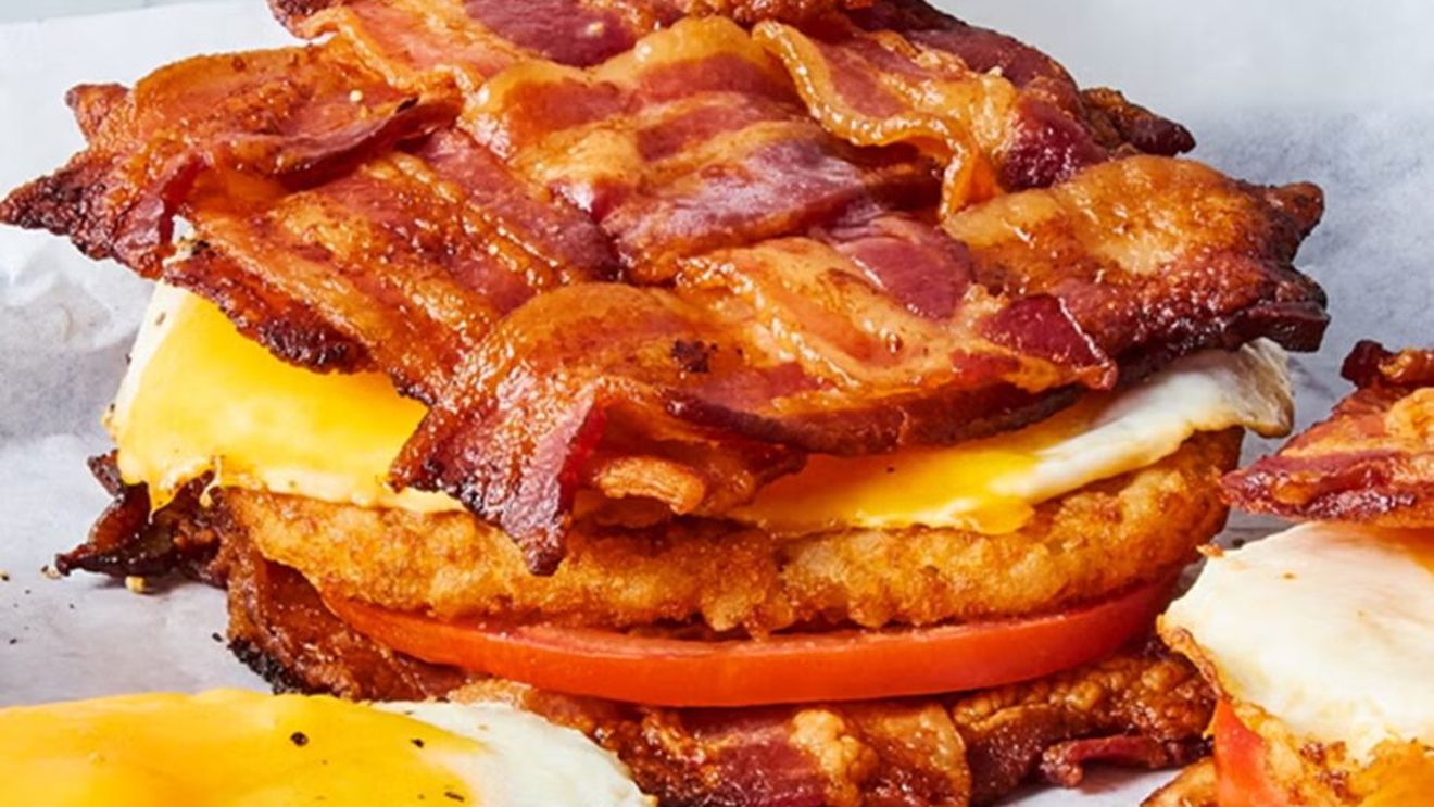 Sandvișul fără pâine, care înlocuiește chifla cu bacon crocant și transformă combinația clasică ou, brânză și cartofi într-un festin / Perfect pentru un început de zi și de săptămână