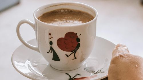 Adăugarea de pudră de cacao la cafeaua de dimineață poate accelera metabolismul și ajuta la slăbit / Acest superaliment este bogat în antioxidanți