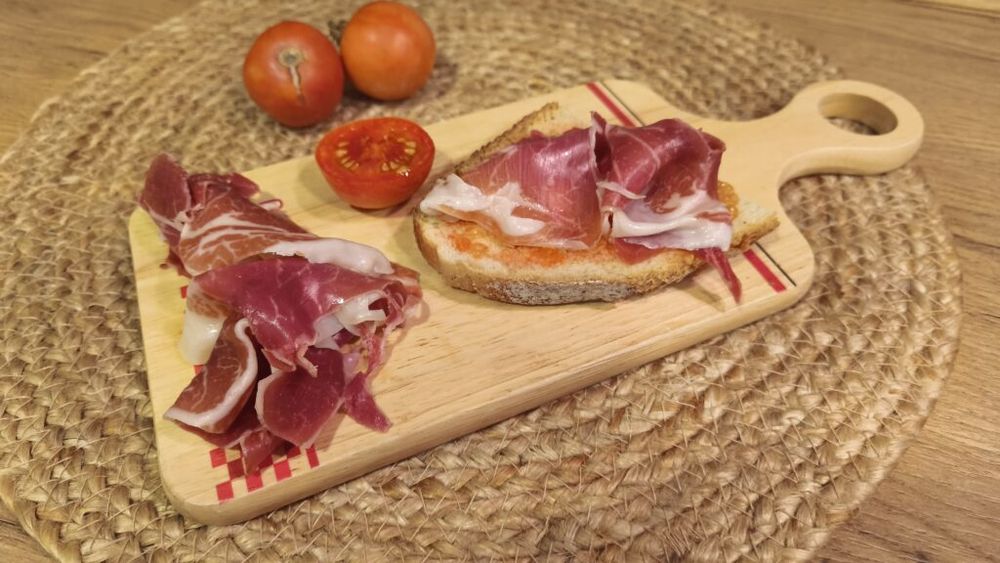 VIDEO FOTO | Gustare iberică, cu roșii proaspete și jamon (sau prosciutto). Micul dejun al spaniolilor, dar merge și la cină