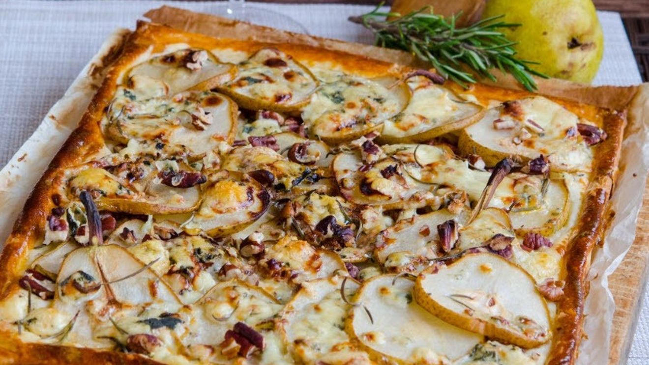 Un mic dejun rafinat: Foietaj cu pere, nuci și brânză brie