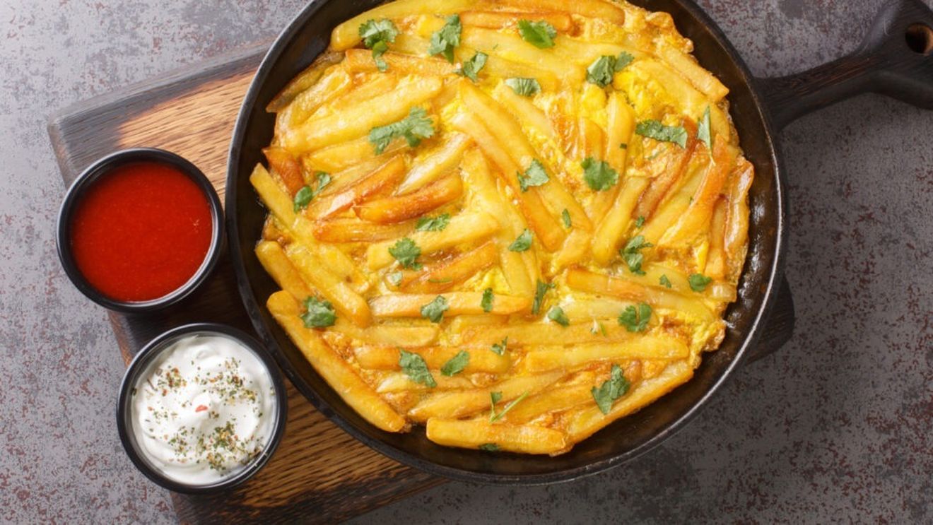 Din resturi în delicatese / Rețetă anti-risipă: Cum să transformi cartofii pai rămași într-un preparat delicios