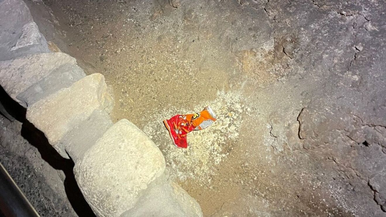 Impactul „uriaș” pe care l-a avut o pungă de Cheetos aruncată pe jos asupra mediului delicat al unei peșteri