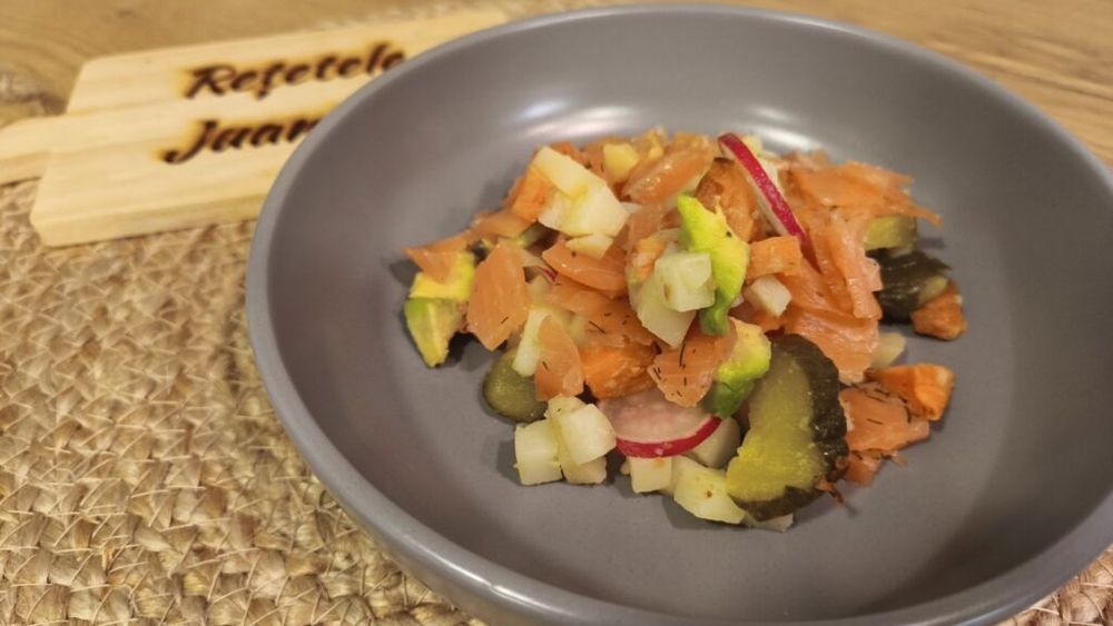 Rețetele Juanitei | Salata antirisipă, folosește tot ce ți-a rămas prin frigider/ Cartofi, ridichi, castraveți murați, puțin avocado și un rest de somon afumat