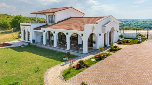 FOTO-VIDEO | „Am început cu ideea de a produce vin pentru consum propriu” / Cum a ajuns o gospodărie din Drăgășani un resort de 3 stele cu cramă