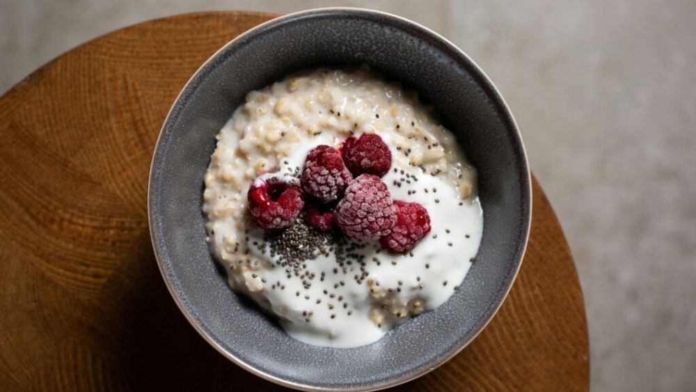 Porridge scoțian, mic dejun din fulgi de ovăz îmbogățit cu dulceața naturală a fructelor