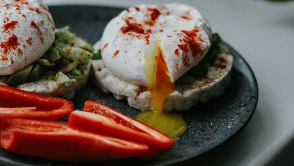 Stăpânește arta ouălor poșate perfecte, cu această rețetă de mic dejun/De ce să faci ouă poșate și cum le poți servi, pentru a fi și mai hrănitoare