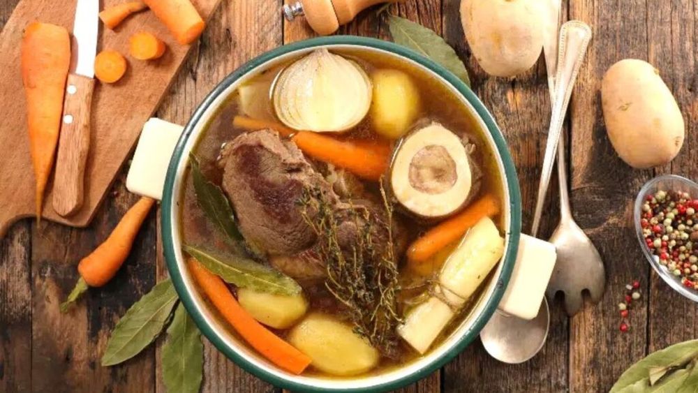 ABC în bucătărie. Cum se prepară o supă limpede de folosit la gătit sau cu tăiței. Mai mult sau mai puțin fără rețetă, adăugând în oală ce avem la îndemână. Tot ce putem face mai departe cu ea