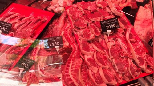 VIDEO FOTO | Prețul mielului urcă în ritm alarmant. Cât a ajuns să coste un kilogram de cotlet de miel în România și în Spania? În ambele locații vorbim de produse locale proaspete