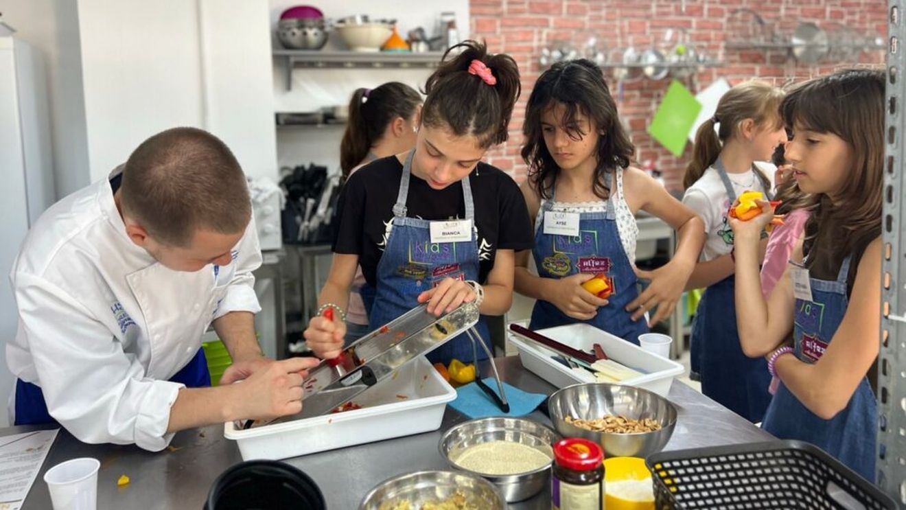 Kids Chef Academy, școala de educație culinară pentru copii și tineri care susține dezvoltarea motricității și coordonarea mână-picior / Elevii învață să facă biscuiți, dar și preparate complexe, precum sushi 