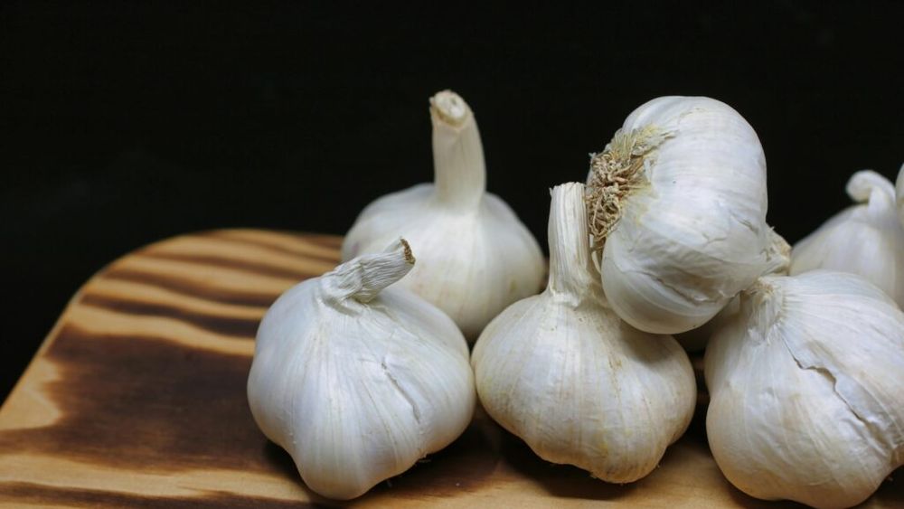 5 beneficii ale usturoiului copt care te pot ajuta să treci cu bine prin iarnă/ Are o aroma domoală, un gust dulce și untos și ajută la combaterea infecțiilor, reducerea inflamației și menținerea sănătății inimii