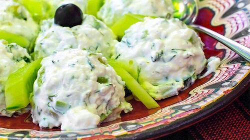 Populara salată bulgărească Snejanka, tzatziki grecesc și salata horiatiki, pe primele trei locuri ale ghidul culinar global TasteAtlas