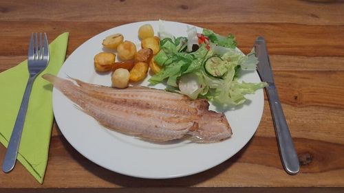 Pește cu garnitură de cartofi și salată. Un prânz echilibrat sau o cină lejeră pe care toată familia le va aprecia