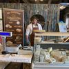 FOTO-REPORTAJ: Brânzeturi maturate, zacuscă, carne fără aditivi și degustări direct de la fermieri / Cum a fost la Slow Food Earth Market, evenimentul „Piața Artizanilor” organizat în Capitală și ce produse ar trebui încercate