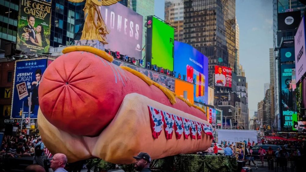 Un hot-dog gigantic de 20 de metri a apărut în Times Square / Sculptura aruncă periodic confetti și marchează 250 de ani de la fondarea SUA