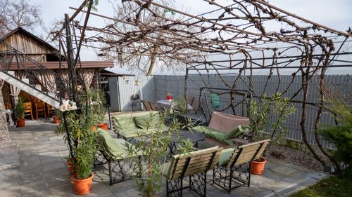 VIDEO | Din Grădina lui Rățoi, punct gastronomic local: „Din cerința pentru zacuscă și produse din porc a apărut ideea PGL-ului”