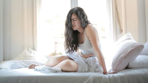 Ce este boala „supraînmulțirii bacteriene în intestinul subțire” (SIBO)/ Provoacă oboseală și inflamație/ Cum se diagnostichează și care este dieta potrivită