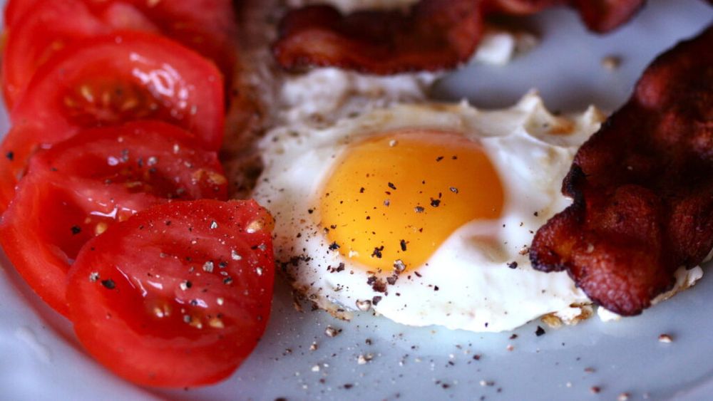 Mic dejun de duminică: Ouă ochiuri și bacon crocant la friteuza cu aer cald / Nu e doar gustos, ci și mai sănătos decât varianta prăjită în ulei