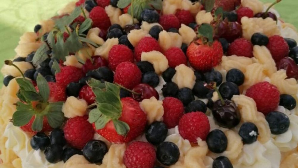 Ceva dulce | Tortul Pavlova, bijuteria mesei festive de Revelion/ Acoperit de fructe proaspete merge perfect cu un pahar de șampanie, la trecerea în noul an