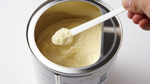 Risc scăzut de expunere la toxine în laptele praf pentru bebeluși, anunță autoritățile europene