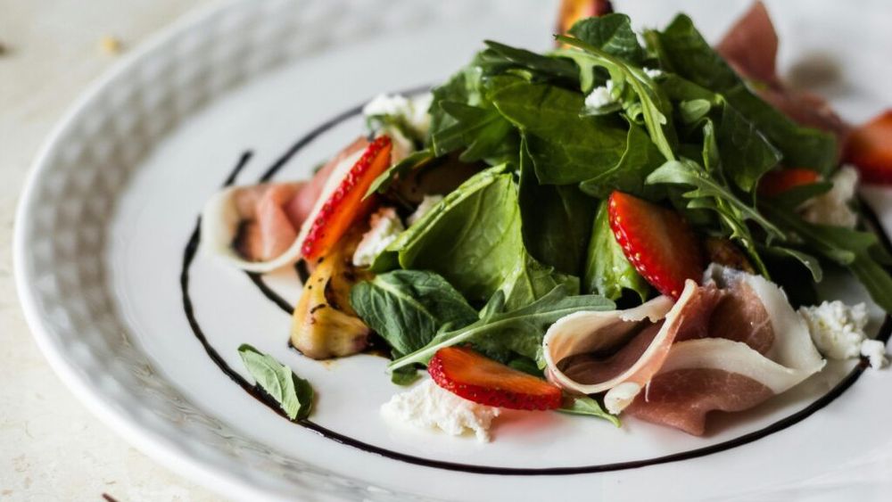 Salată verde cu fructe, un preparat cu gust unic și plin de vitamine/ Dieta mediteraneeană folosește adesea fructele în salate