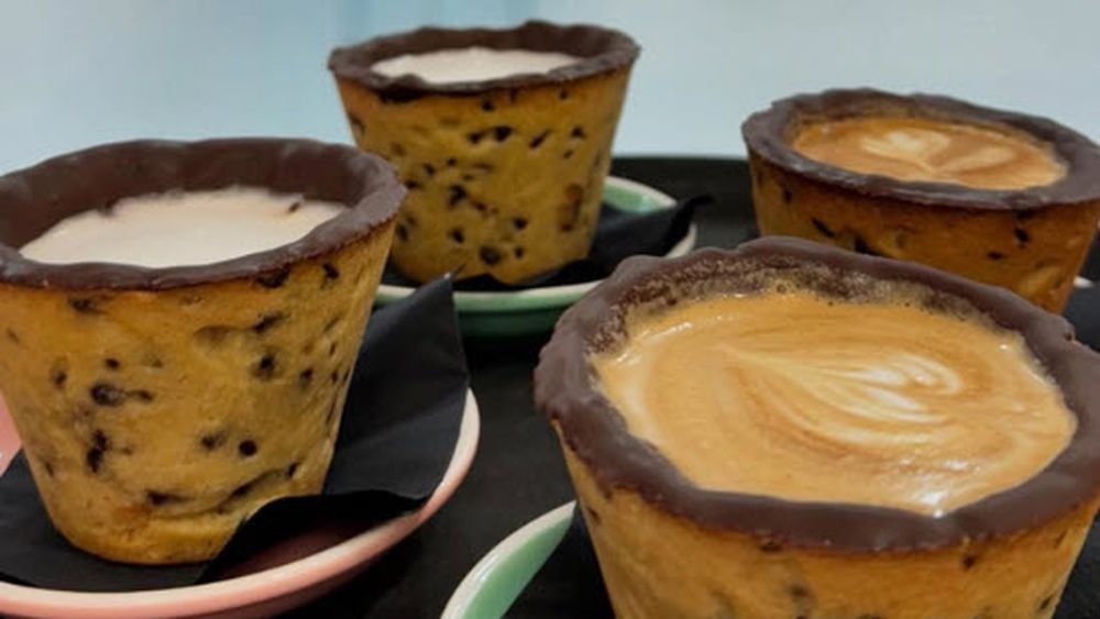 VIDEO | Cafea în cană de biscuit, ce poate fi mai delicios? Noua modă a cafelelor servite în căni dulci și comestibile a împânzit rețelele sociale