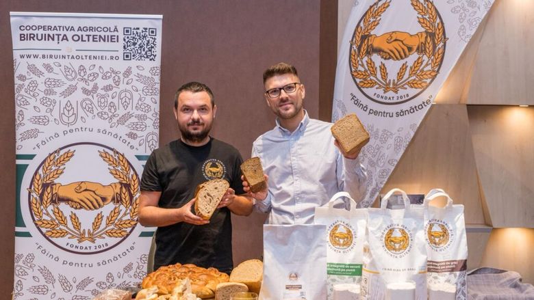 VIDEO | Un mălai românesc a strâns 700 de comenzi într-o singură zi. Producător: „Am ales să cultivăm porumb sticlos” / „Măcinăm fix pe comandă”